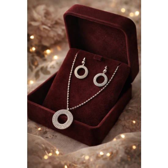 Elegancki komplet biżuterii w kolorze srebrnym z cyrkoniami – klasyka w nowoczesnym wydaniu.